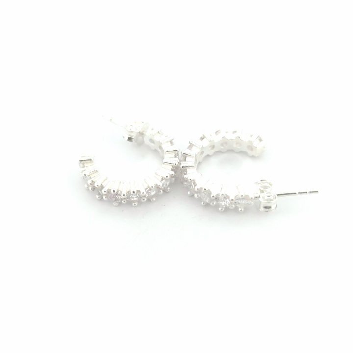PAR DE ARRACADAS CON ZIRCONIA BLANCA